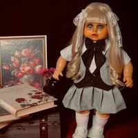 Wanita kelahiran Sukabumi dan dibesarkan di Kunigan, Cirebon ini mengungkapkan boneka yang dimilikinya ada isinya pun hanya diisi dengan arwah anak kecil. Misal dari bayi yang diaborsi dan hanya ada dua boneka yang diisi dengan orang dewasa. Furi mengaku tidak mau mengasuh arwah yang meninggalnya disebabkan karena bunuh diri. Cuma memang untuk yang bunuh diri saya tidak buka komunikasi. Agak posesif. Kalau yang dibunuh ya Alhamdulillah kayak Gan En (salah satu boneka asuh milik Furi), mereka sudah pulang (ke rumah Tuhan), cerita Furi Harun. Foto: Dok. Instagram @bonekafuriharun