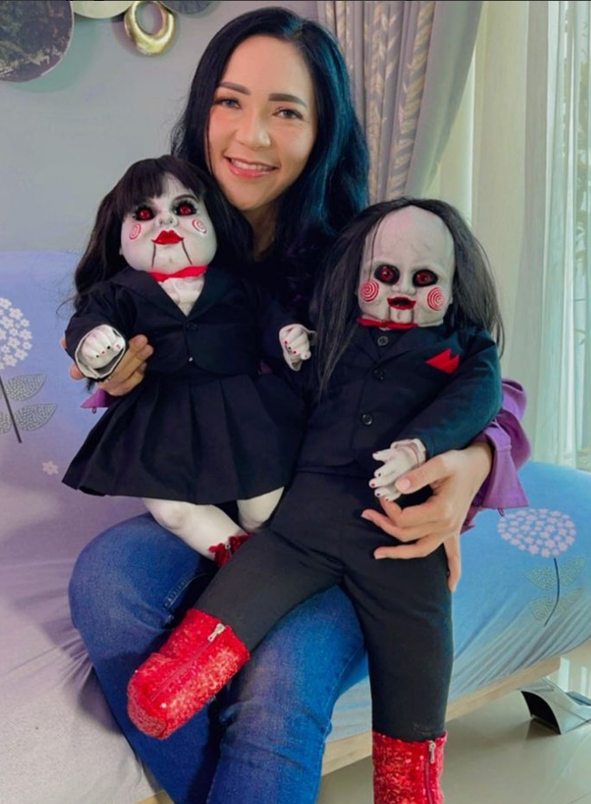 Beberapa artis yang kini menjadi kolektor spirit dolls mengaku membeli boneka arwah dari Furi Harun. Wanita yang punya 349 boneka arwah dari berbagai negara itu menjualnya di akun Instagram. Boneka-bonekanya diakuinya berasal dari berbagai negara mulai dari Italia, Jerman, Amerika, Thailand, dan China. Furi mengatakan dia masih belum menemukan pabrik Indonesia yang mengeluarkan boneka-boneka vinyl. Foto: Dok. Instagram @bonekafuriharun