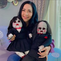Beberapa artis yang kini menjadi kolektor spirit dolls mengaku membeli boneka arwah dari Furi Harun. Wanita yang punya 349 boneka arwah dari berbagai negara itu menjualnya di akun Instagram. Boneka-bonekanya diakuinya berasal dari berbagai negara mulai dari Italia, Jerman, Amerika, Thailand, dan China. Furi mengatakan dia masih belum menemukan pabrik Indonesia yang mengeluarkan boneka-boneka vinyl. Foto: Dok. Instagram @bonekafuriharun