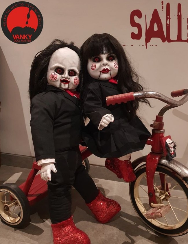 Dikutip dari akun Instagram @bonekafuriharun, bagi yang mau mengadopsi boneka arwah milik Furi Harun bisa menghubungi dirinya di di Instagram. Untuk mengadopsi boneka-boneka ini ada mahar dan tata caranya.  Foto: Dok. Instagram @bonekafuriharun