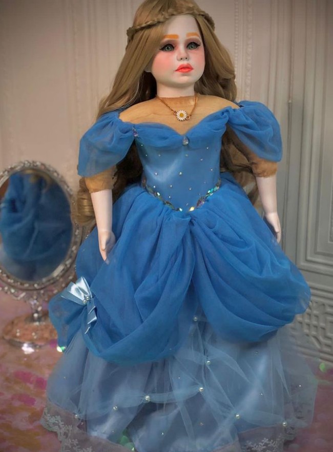 Spirit doll sepintas mungkin terlihat seperti boneka bayi biasa. Tapi boneka tersebut sesuai namanya disebut berisi arwah yang diyakini bermanfaat bagi pemiliknya. Beberapa sumber menyebutkan spirit doll bisa jadi berbeda dengan boneka arwah (luk thep). Dikatakan jika arwah yang masuk ke dalam spirit doll bukan arwah manusia tapi sejenis peri. Sedangkan luk thep diisi arwah manusia yang sudah meninggal. Foto: Dok. Instagram @bonekafuriharun