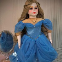 Spirit doll sepintas mungkin terlihat seperti boneka bayi biasa. Tapi boneka tersebut sesuai namanya disebut berisi arwah yang diyakini bermanfaat bagi pemiliknya. Beberapa sumber menyebutkan spirit doll bisa jadi berbeda dengan boneka arwah (luk thep). Dikatakan jika arwah yang masuk ke dalam spirit doll bukan arwah manusia tapi sejenis peri. Sedangkan luk thep diisi arwah manusia yang sudah meninggal. Foto: Dok. Instagram @bonekafuriharun