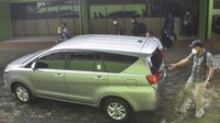 Sekretaris Daerah Kota Bekasi Reny Hendrawati juga terlihat memasuki gedung yang diperiksa KPK itu pada pukul 14.20 WIB. Dia terlihat membawa map kuning di tangan kanannya. Berselang 2 jam kedatangan mobil tersebut, sekitar pukul 15.00 WIB, terlihat delapan orang penyidik berpakaian bebas keluar dari pintu samping pendopo Wali Kota Bekasi, Jl Kemakmuran.
