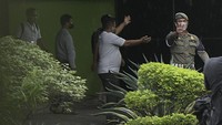 Para penyidik membawa dua buah koper berwarna hitam dan biru. Barang-barang tersebut dipindahkan dari dalam pendopo ke dalam dua mobil milik KPK. Diduga, barang yang diambil penyidik itu terkait dengan dugaan korupsi pengadaan barang dan jasa serta lelang jabatan oleh Wali Kota Bekasi. Secara terpisah, Plt Jubir KPK Ali Fikri mengkonfirmasi bahwa penyidik KPK telah melakukan penggeledahan terkait kasus OTT Wali Kota Bekasi Rahmat Effendi. KPK mengumpulkan sejumlah bukti terkait penyidikan kasus tersebut.