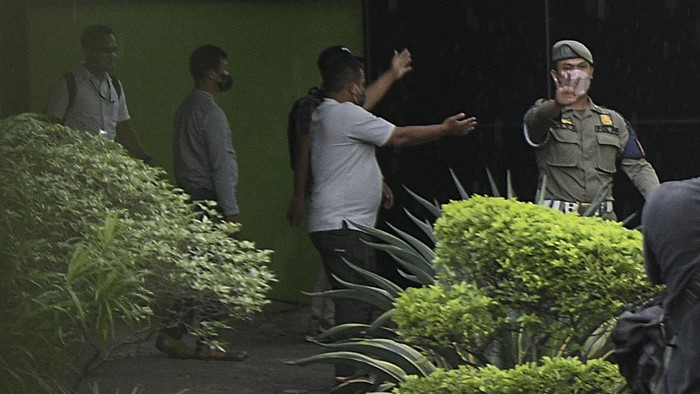 KPK GELEDAH RUANG KERJA WALI KOTA BEKASI Sejumlah penyidik Komisi Pemberantasan Korupsi (KPK) meninggalkan lokasi usai penggeledahan ruang kerja Wali Kota Bekasi Rahmat Effendi di kompleks pemerintahan Kota Bekasi, Jawa Barat, Jumat (7/1/2022). Penggeledahan tersebut terkait kasus dugaan suap pengadaan barang dan jasa serta lelang jabatan di Pemkot Bekasi yang melibatkan Rahmat Effendi. ANTARA FOTO/ Fakhri Hermansyah/rwa.