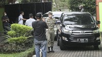 Pantauan detikcom, Jumat (7/1/2022), terlihat dua mobil Innova berpelat nomor B-2279-I berwarna silver dan B-8269-PS berwarna hitam tiba di depan pendopo pada sekitar pukul 13.00 WIB. Terlihat salah satu pengemudi mobil berwarna silver keluar membawa kertas berlogo KPK. Beberapa petugas Pemkot berpakaian bebas tampak keluar-masuk pendopo Wali Kota Bekasi sambil membawa map. Beberapa petugas Satpol PP tampak berjaga di sekitar pendopo tersebut.