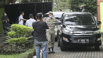 Momen Penyidik KPK Bawa 2 Koper Usai Geledah Pendopo Walkot Bekasi