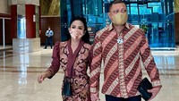 Raul Lemos menemani Krisdayanti bekerja hari ini. Foto: Instagram Krisdayanti