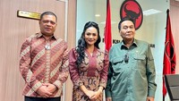 Krisdayanti juga mengajak Raul Lemos mendatangi ruangan Fraksi PDI Perjuangan. Foto: Instagram Krisdayanti