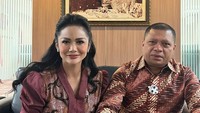 Krisdayanti mengaku sangat senang bekerja ditemani Raul Lemos. Foto: Instagram Krisdayanti