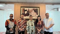 Sejumlah rekan Krisdayanti juga menyambut kehadiran Raul Lemos. Foto: Instagram Krisdayanti