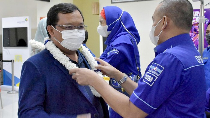 Kunjungan DPP Demokrat ke Aceh Disambut Meriah Dewan Pengurus Pusat Partai Demokrat menyambangi DPD Aceh dalam rangka konsolidasi dan disambut meriah. Begini Potretnya.