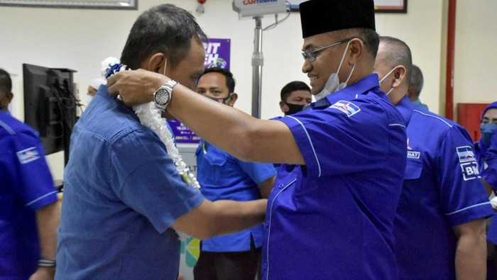 Kunjungan DPP Demokrat ke Aceh Disambut Meriah Dewan Pengurus Pusat Partai Demokrat menyambangi DPD Aceh dalam rangka konsolidasi dan disambut meriah. Begini Potretnya.