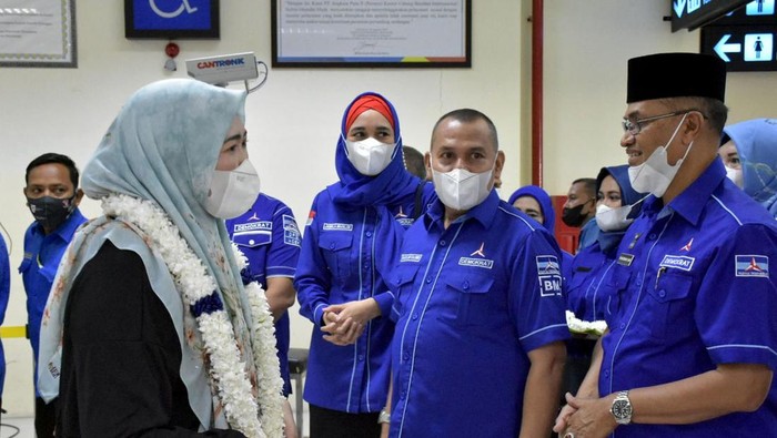 Dewan Pengurus Pusat Partai Demokrat menyambangi DPD Aceh dalam rangka konsolidasi dan disambut meriah. Begini Potretnya.