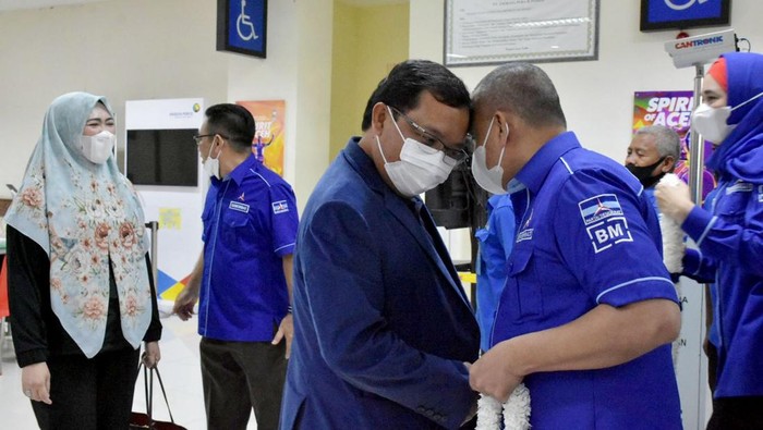 Kunjungan DPP Demokrat ke Aceh Disambut Meriah Dewan Pengurus Pusat Partai Demokrat menyambangi DPD Aceh dalam rangka konsolidasi dan disambut meriah. Begini Potretnya.