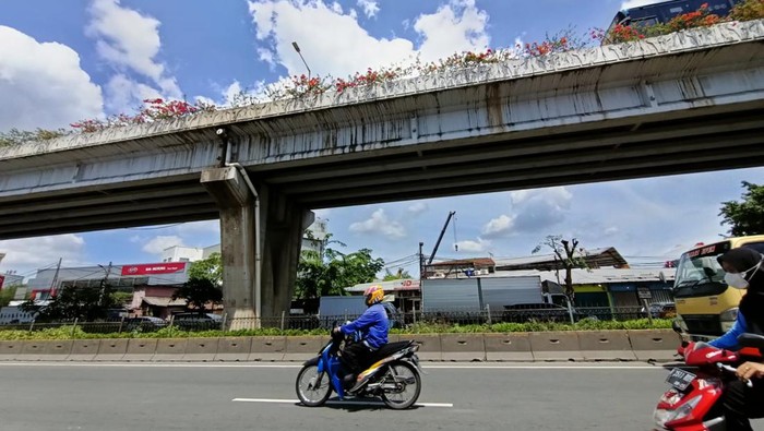 Lokasi pemotor jatuh terlempar dari flyover Pesing ke busway Jl Daan Mogot, Jakarta Barat
