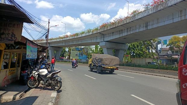 Lokasi pemotor jatuh terlempar dari flyover Pesing ke busway Jl Daan Mogot, Jakarta Barat