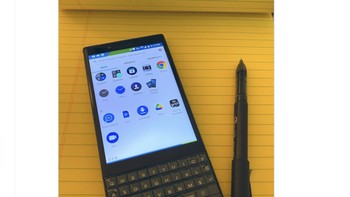 Netizen ini mengingatkan bahwa BlackBerry yang sudah tidak bisa dipakai adalah versi dengan OS BlackBerry, sedangkan yang memakai OS Android masih aman. Foto: Twitter