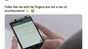 Netizen ini mengaku masih setia menggunakan ponsel BlackBerry lantaran nyaman dengan keyboard fisiknya. Di saat kita berduka atas kematian BlackBerry, aku ingin tanya kenapa tidak ada lagi ponsel dengan keyboard fisik? Foto: Twitter