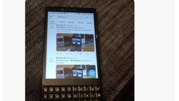 Netizen ini memamerkan BlackBerry kepunyaannya yang hanya bisa dipisahkan oleh maut. Foto: Twitter