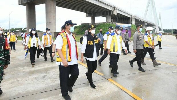 Menteri Keuangan Sri Mulyani bersama Menteri PUPR Basuki Hadimuljono mengunjungi lokasi dibangunnya jembatan penghubung Kota Balikpapan dengan Penajam Paser Utara. (Tangkapan Layar via Instagram @smindrawati)