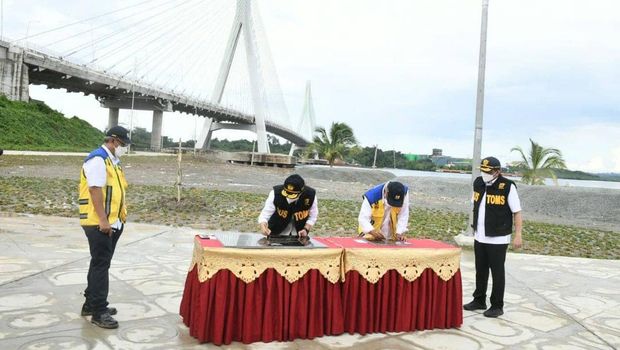 Menteri Keuangan Sri Mulyani bersama Menteri PUPR Basuki Hadimuljono mengunjungi lokasi dibangunnya jembatan penghubung Kota Balikpapan dengan Penajam Paser Utara. (Tangkapan Layar via Instagram @smindrawati)