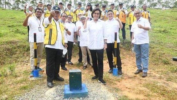 Menteri Keuangan Sri Mulyani bersama Menteri PUPR Basuki Hadimuljono mengunjungi titik NOL lokasi rancangan pembangunan Ibu Kota Negara (IKN) di lokasi Penajam Paser Kalimantan Timur. (Tangkapan Layar via Instagram @smindrawati)