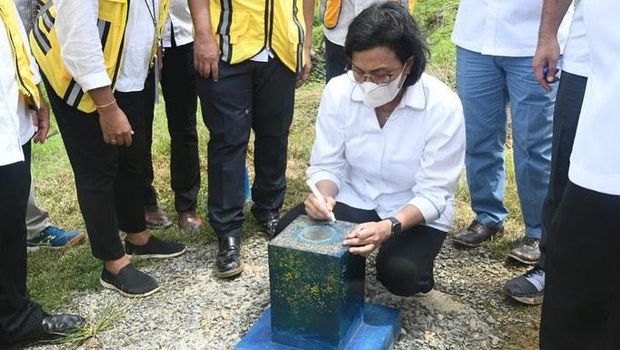 Menteri Keuangan Sri Mulyani bersama Menteri PUPR Basuki Hadimuljono mengunjungi titik NOL lokasi rancangan pembangunan Ibu Kota Negara (IKN) di lokasi Penajam Paser Kalimantan Timur. (Tangkapan Layar via Instagram @smindrawati)