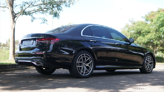 Mercedes-Benz E 300 AMG Line