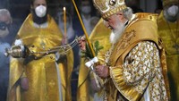 Pemimpin Gereja Ortodoks Rusia, Patriach Kirill memimpin Liturgi Natal di Katedral Kristus Juru Selamat di Moskow, Rusia (6/1/2022). Kalender Julian merupakan sistem penanggalan yang dilakukan sejak era Julius Caesar, 1 Januari 45 SM. Penanggalan Julian digantikan oleh penanggalan Gregorian pada abad ke-16 Masehi dan populer digunakan hingga saat ini. (Foto AP/Alexander Zemlanichenko)