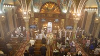 Suasana misa Natal di tengah pandemi Corona di Gereja Koptik Ortodoks, Kairo, Mesir (6/1/2022) malam. Baik kalender Julian maupun Gregorian menetapkan 365 hari dalam setiap tahun. Namun, menurut perhitungan kalender Julian, terdapat kelebihan 7 hari dalam setiap 1.000 tahun.  (AP Photo/Amr Nabil)