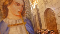 Umat Kristiani yang menganut sistem penanggalan Julian merayakan Natal hari ini, seperti terlihat di Gereja Koptik Ortodoks, Kairo, Mesir (6/1/2022) malam. Sistem kalender Julian banyak dipergunakan sejak era Julius Casar hingga  24 Februari 1582 pada era Paus Gregorius XIII.  (AP Photo/Amr Nabil)