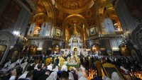 Perayaan misa Natal di Gereja Ortodoks Rusia tak lepas dari suasana pandemi Covid-19, (6/1/2022). (Foto AP/Alexander Zemlanichenko)