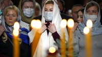 Umat Kristiani yang menganut sistem penanggalan Julian merayakan Natal hari ini, seperti terlihat di Gereja Ortodoks Rusia, (6/1/2022).  