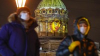 Warga melintas di depan Gereja katedral Katedral Kazansky Moskow yang merayakan Natal 7 Januari sesuai penanggalan Julian. ( Foto AP/Dmitri Lovetsky)