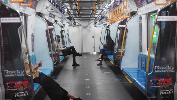 Sejumlah penumpang berada di dalam gerbong MRT di Jakarta, Sabtu (31/7/2021). Jumlah penumpang MRT turun hingga 80 persen setiap harinya sejak 3 Juli 2021 akibat Pemberlakuan Pembatasan Kegiatan Masyarakat (PPKM). ANTARA FOTO/Akbar Nugroho Gumay/foc.