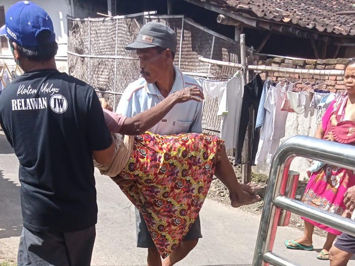 Nenek 70 tahun dilarikan ke rumah sakit usai diserang kawanan tawon Vespa affinis, Jumat (7/1/2022).