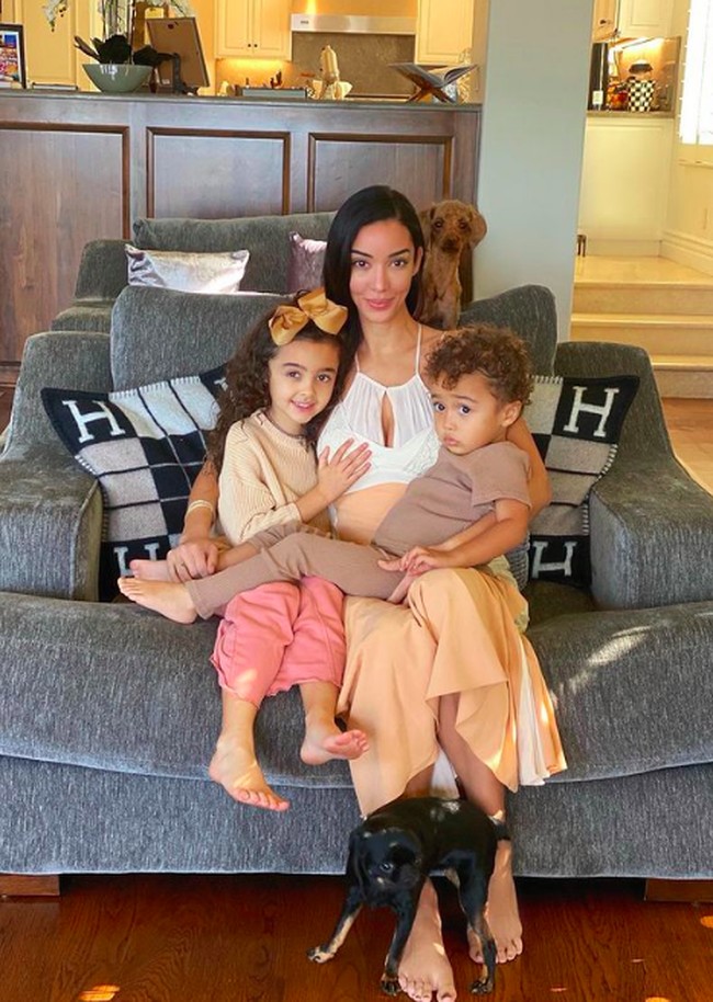 Noella Bergener mengaku bahwa sang suami meninggalkannya. Dia pun tidak memberikan nafkah untuknya dan anaknya yang memiliki kondisi autis. Foto: dok. Instagram/@noellanoelbergener