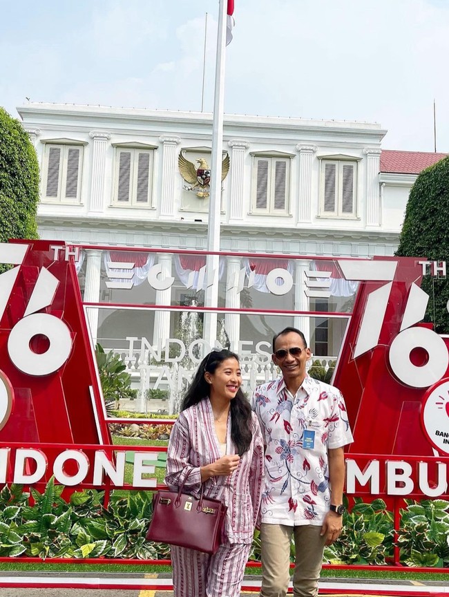 Mengakhiri masa lajangnya di usia 39 tahun, Olivia Zalianty kini tampaknya sedang menikmati status barunya sebagai seorang istri. Di akun Instagram pribadinya, Olivia terlihat beberapa kali mengunggah fotonya saat bersama sang suami. Foto: Instagram/@oliviazallianty