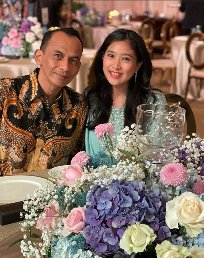 Sebelumnya pernikahan Olivia dan Ndaru Kusumo memang tidak tercium media. Olivia baru membagikan potretnya bersama sang suami saat acara keluarga di rumah dan mengonfirmasi bahwa dirinya telah menikah ketika ditanya wartawan. Foto: Instagram/@oliviazallianty