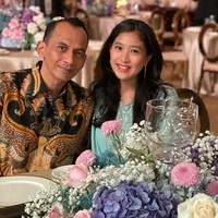 Sebelumnya pernikahan Olivia dan Ndaru Kusumo memang tidak tercium media. Olivia baru membagikan potretnya bersama sang suami saat acara keluarga di rumah dan mengonfirmasi bahwa dirinya telah menikah ketika ditanya wartawan. Foto: Instagram/@oliviazallianty