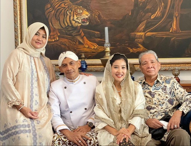 Pada Tahun Baru Islam 2021 Olivia Zalianty  terlihat merayakannya bersama sang suami dan keluarga. Keluarganya tampak bahagia bersama. Foto: Instagram/@oliviazallianty