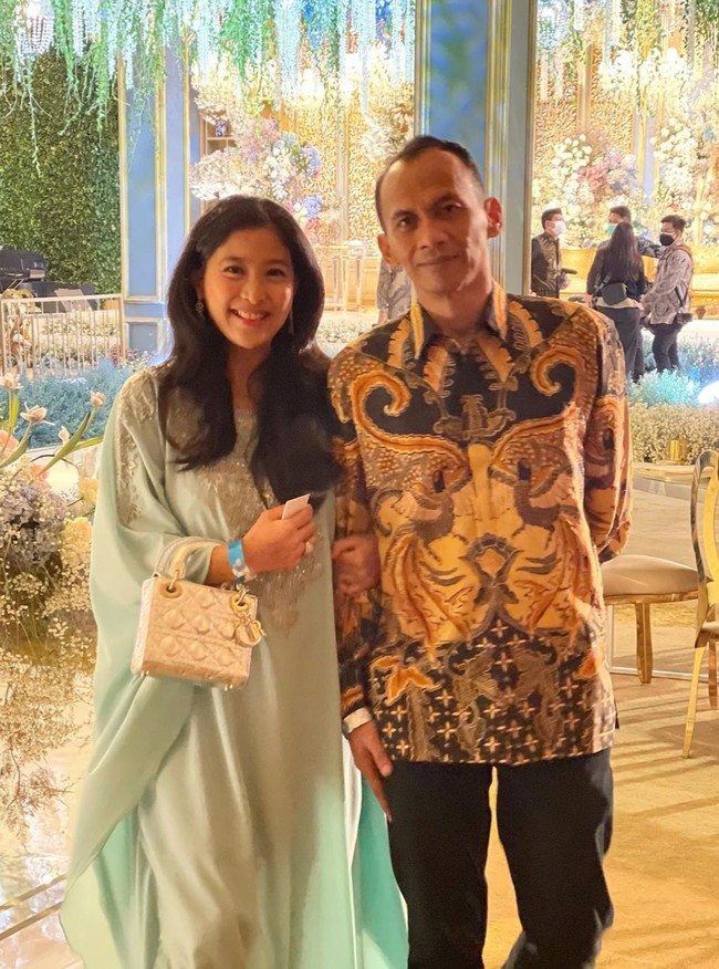 Usai mengumumkan status barunya yang kini telah menjadi istri dari Ndaru Kusumo, pasangan pengantin baru itu pun sering memamerkan momen-momen kebersamaan mereka. Seperti dalam foto yang satu ini. Foto: Instagram/@oliviazallianty