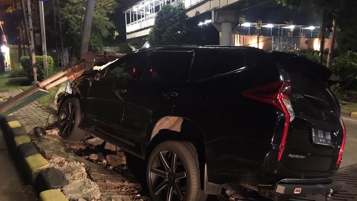 Pajero tabrak tiang rambu di Manggarai, Jaksel