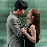 Park Min Young digosipkan berpacaran dengan Park Seo Joon setelah membintangi drama Korea What’s Wrong with Secretary Kim. Adegan ciuman mereka menjadi video yang paling banyak ditonton di kanal YouTube tvN. Foto: dok. tvN