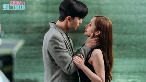 Park Seo Joon dan Park Min Young di Whats Wrong With Secretary Kim adalah definisi romansa kantor idaman. Foto: dok. tvN