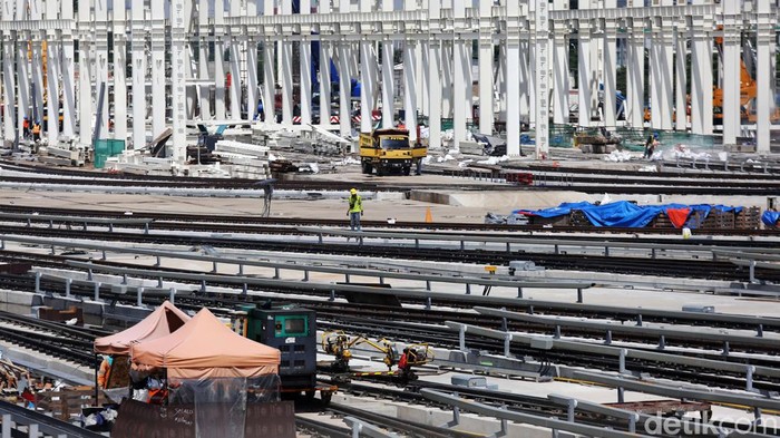 Pembangunan Depo LRT Terus Dikebut Sejumlah pekerja menyelesaikan proyek infrastruktur Depo LRT (Light Rail Transit) di Jatimulya, Bekasi, Jawa Barat, Jumat (7/1/2021). Pembangunan depo yang termasuk dalam rangkaian LRT Jabodebek (Jakarta Bogor Depok dan Bekasi) itu telah mencapai 84,76 persen dan ditargetkan dapat diuji coba pada April 2022.