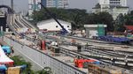 Super Sibuk, Para Pekerja Terus Selesaikan Depo LRT Bekasi