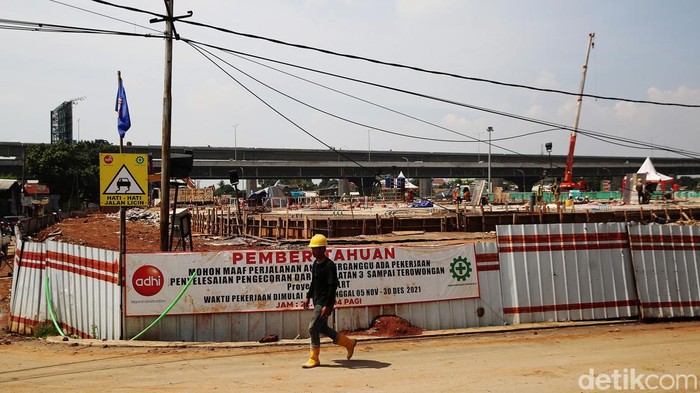 Pembangunan Depo LRT Terus Dikebut Sejumlah pekerja menyelesaikan proyek infrastruktur Depo LRT (Light Rail Transit) di Jatimulya, Bekasi, Jawa Barat, Jumat (7/1/2021). Pembangunan depo yang termasuk dalam rangkaian LRT Jabodebek (Jakarta Bogor Depok dan Bekasi) itu telah mencapai 84,76 persen dan ditargetkan dapat diuji coba pada April 2022.