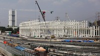 Sejumlah pekerja menyelesaikan proyek infrastruktur Depo LRT (Light Rail Transit) di Jatimulya, Bekasi, Jawa Barat, Jumat (7/1/2021).